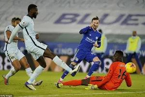 Leicester City bất ngờ chiếm ngôi đầu Premier League
