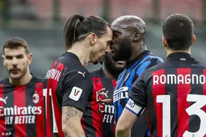 Derby thành Milan kịch tính với màn ẩu đả của hai cựu sao MU