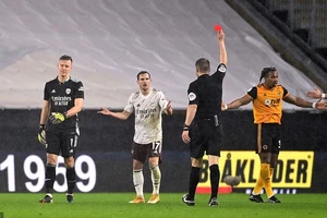 Hai chiếc thẻ đỏ khiến Arsenal thua sốc trên sân “Bầy Sói“