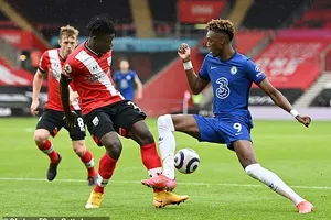 Bị Southampton cầm hòa, Chelsea lung lay Top 4