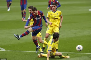 Messi vượt mặt đàn anh Xavi để lập kỷ lục cầu thủ ra sân nhiều nhất cho Barca tại La Liga với 506 trận. Ảnh: Reuters