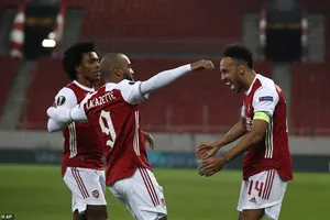 MU hòa tại Old Trafford, Aubameyang cứu Arsenal