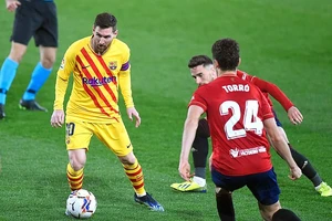 Cú đúp kiến tạo của Messi giúp Barcelona vượt mặt Real Madrid 