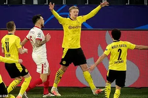 Dortmund vào tứ kết Champions League