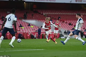 Kane bị từ chối bàn thắng, Tottenham trắng tay tại Emirates