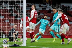 Thắng lớn tại Emirates, Liverpool áp sát Top 4