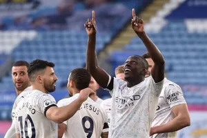 Đánh bại Leicester City, Man. City hơn MU 17 điểm 