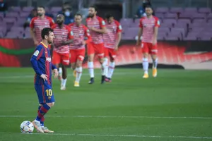 Thua sốc Granada, Barcelona mất cơ hội lên ngôi đầu La Liga