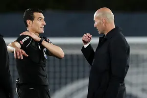 Real Madrid mất ngôi đầu, thầy trò Zidane chỉ trích trọng tài