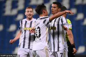 Ronaldo ghi bàn thứ 100, Juventus áp sát Top 4