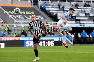 Sao trẻ lập hat-trick, Pep nói về việc mua thêm tiền đạo