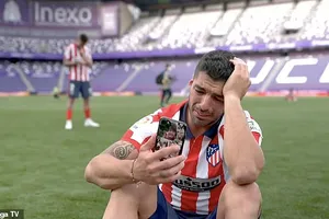 Vô địch La Liga, Suarez rơi nước mắt nói về Barcelona