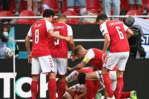 Nóng: Trận Đan Mạch-Phần Lan tạm hoãn vì Eriksen bất tỉnh 