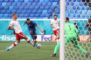 Thẻ đỏ khiến Ba Lan trắng tay trước Slovakia ở trận đầu Euro