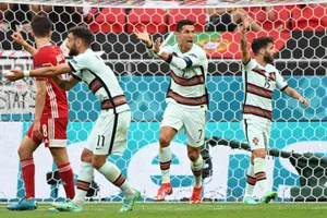 Bồ Đào Nha hạ Hungary kịch tính, Ronaldo đi vào lịch sử Euro