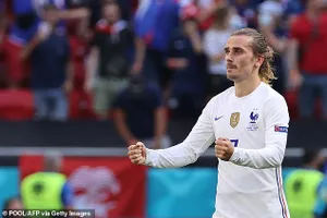 Pháp bị chia điểm, Griezmann đổ lỗi cho CĐV