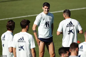 Thi đấu tệ hại, gia đình sao Tây Ban Nha bị nhắn tin đe dọa