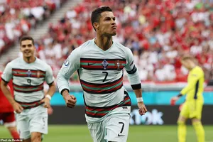 HLV Hungary khó chịu với cách ăn mừng bàn thắng của Ronaldo