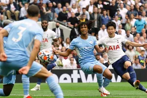 Thua sốc Tottenham, Man City mở màn hụt hơi