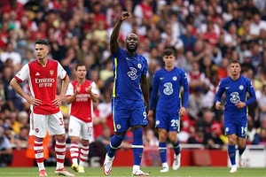 Lukaku ghi bàn, Chelsea đánh bại Arsenal lên ngôi đầu bảng