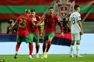 Ronaldo lập kỷ lục, Bồ Đào Nha lội ngược dòng nghẹt thở phút bù giờ