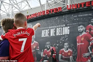 Chưa ra sân cho MU, Ronaldo đã vượt mặt Messi lập kỷ lục
