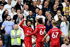 Salah ghi bàn thứ 100, Liverpool đua ngôi đầu với MU và Chelsea