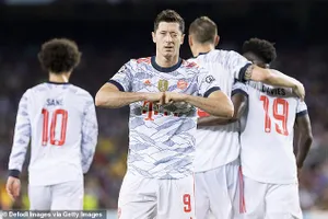 Lewandowski lập cú đúp, Bayern Munich hạ Barcelona trên sân Nou Camp