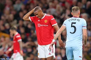 MU bị loại khỏi Carabao Cup, Chelsea và Tottenham thắng loạt “đấu súng” 