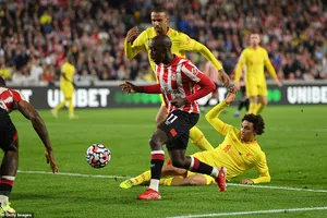 Liverpool chật vật chia điểm Brentford trong cơn mưa bàn thắng