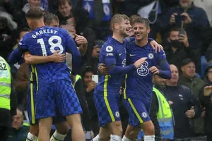 Hai lần bị từ chối bàn thắng, Chelsea thắng kịch tính lên ngôi đầu bảng