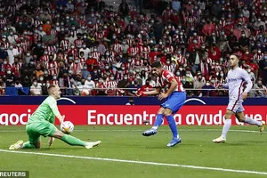 Suarez phá lưới Barcelona, Atletico Madrid bám sát Real