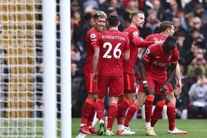 Firmino lập hat-trick, Liverpool đại thắng Watford lên đỉnh Premier League