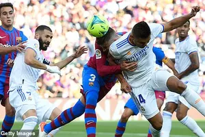 7 phút bù giờ kịch tính, Real Madrid hạ Barcelona trên sân Nou Camp