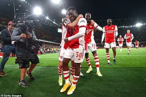 Arsenal và Chelsea cùng đi tiếp tại Carabao Cup