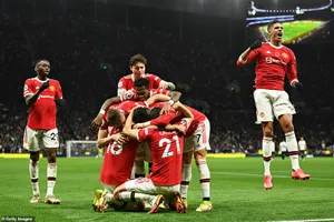 Ronaldo, Cavani rực sáng, MU “hủy diệt” Tottenham giữ ghế cho Solskjaer