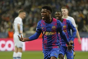 Lewandowski lập hat-trick, sao trẻ mang về chiến thắng cho Barcelona