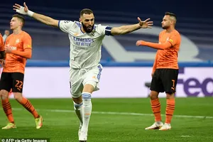 Real Madrid thắng nhờ cú đúp của Benzema, Inter Milan bùng nổ hiệp 2