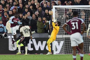 Liverpool thua sốc West Ham, Arsenal vượt mặt MU