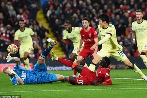 Hàng công tỏa sáng, Liverpool cắt đứt chuỗi 10 trận bất bại của Arsenal