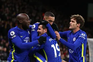 Chelsea giữ ngôi đầu, Man. City áp sát phía sau