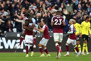 Thua sốc West Ham, Chelsea khó giữ ngôi đầu Premier League