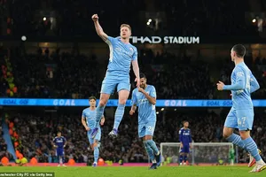 ‘Hủy diệt’ Leeds United 7 bàn, Man. City lên đầu bảng