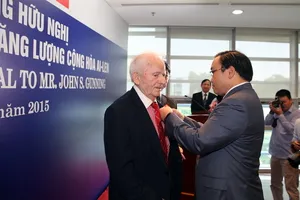 Phó Thủ tướng trao huy chương hữu nghị cho chuyên gia năng lượng Ireland