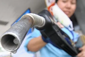 Xăng giảm gần 180 đồng/lít từ 15 giờ hôm nay