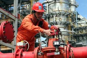 Giá dầu giảm, lọc dầu Dung Quất vẫn lãi 6.000 tỉ đồng