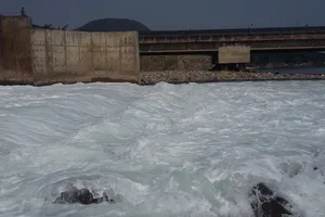 Cận cảnh nước thải đổ ra biển ở nhiệt điện Vũng Áng 1