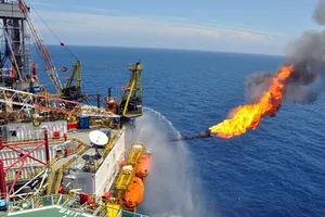 Giá dầu thô tiếp tục giảm, ảnh hưởng thu ngân sách