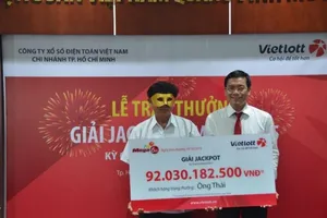 Người trúng 92 tỉ đeo mặt nạ lãnh thưởng​