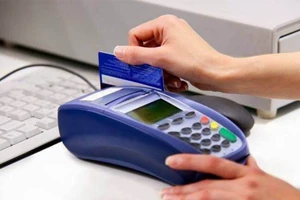 Người dân cần nắm rõ quy định thu phí thẻ tín dụng